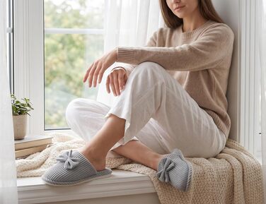 Жіночі зимові капці Coswind з ефектом пам'яті Memory Foam, плюшева підкладка та вельветовий верх, світло-сірі (розмір 40.5/42 EU)
