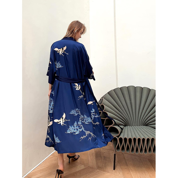 Жіночий халат-кімоно з довгим атласним рукавом, принт квітів, однорозмірний, темно-синій - Kranich und Kiefer