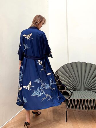 Жіночий халат-кімоно з довгим атласним рукавом, принт квітів, однорозмірний, темно-синій - Kranich und Kiefer