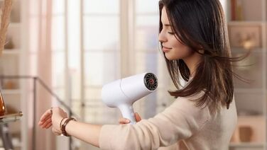 Фен для волосся Philips 5000 Series BHD500/00 з технологією ThermoShield, іонізацією, 2100 Вт, білий, з вузьким соплом та дифузором для об'єму